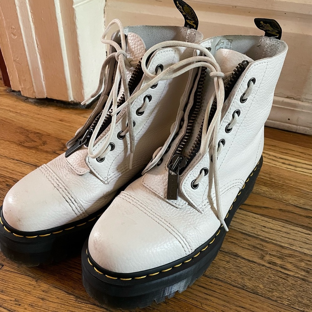 White Platform Sinclair Dr Martens women’s size 10